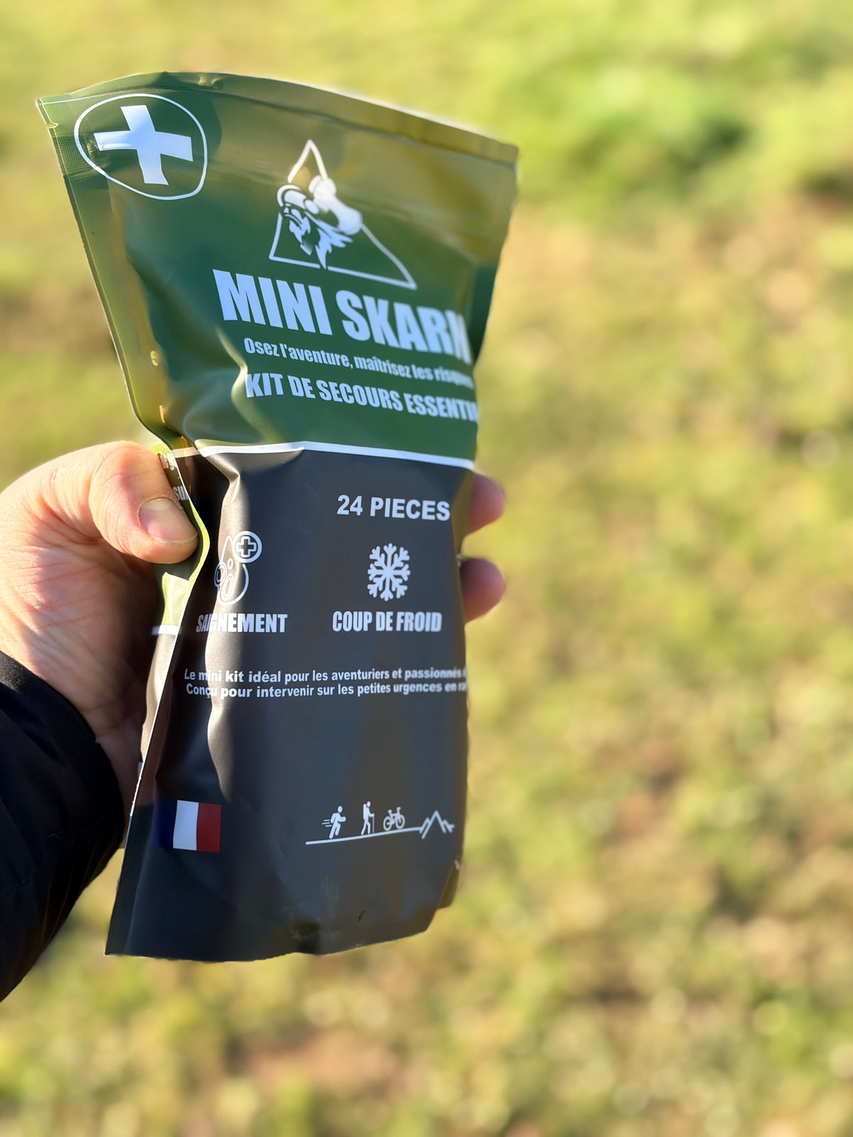 Mini SKARN tenue dans une main, vue rapprochée de face