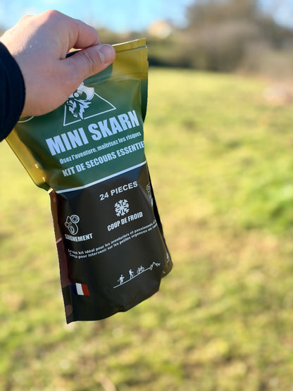 Mini SKARN tenue par la poignée pour montrer son format